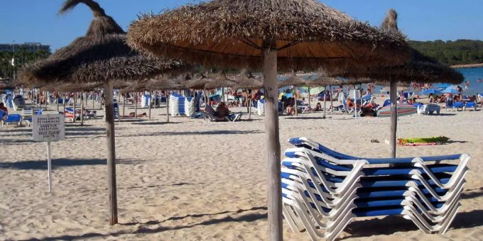 Leere Liegestühle am Strand von Sa Coma in Mallorca. mallorca