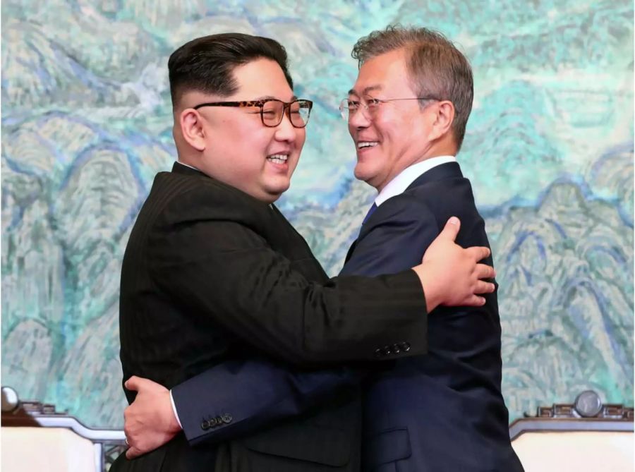 Moon Jae In und Kim Jong Un umarmen sich beim Wiedersehen in Pjöngjang herzlich.