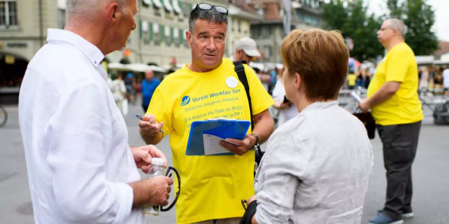 Jacques Roux, Mitglied des Initiativkomitees, sammelt Unterschriften nach der Medienkonferenz zur Lancierung der Volksinitiative «BVG – Arbeit statt Armut».