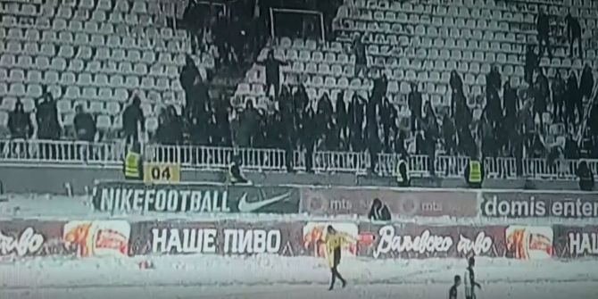 Fans von Partizan Belgrad bewerfen den Schiedsrichterassistenten mit Schneebällen