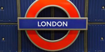 Ein Metro-Schild zeigt London.
