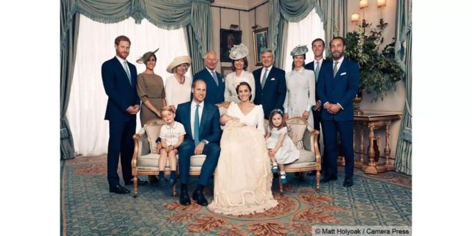 Die Königsfamilie versammelt sich an der Taufe von Prinz Louis zum Fototermin. Die Königsfamilie versammelt sich an der Taufe von Prinz Louis zum Fototermin.