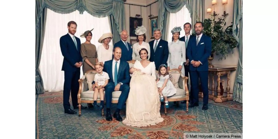 Die Königsfamilie versammelt sich an der Taufe von Prinz Louis zum Fototermin.