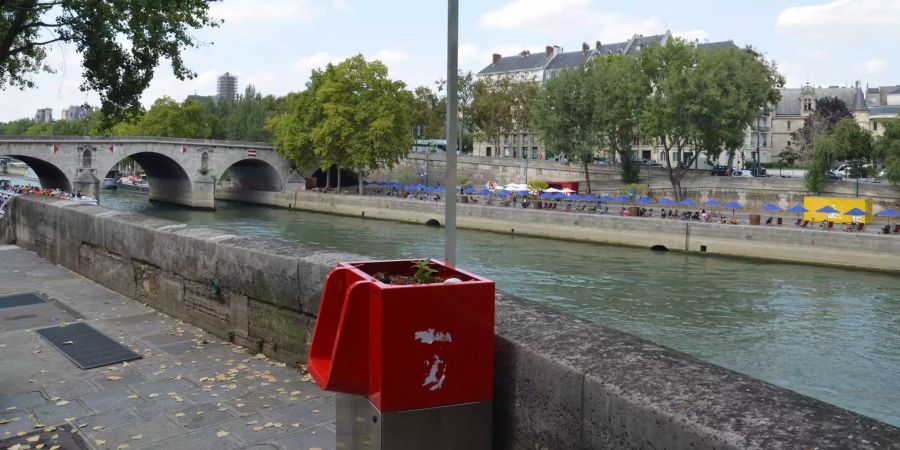 Ein Freiluft-Pissoir «Uritrottoir» steht am Seine-Ufer auf der malerischen Pariser Saint-Louis-Insel.