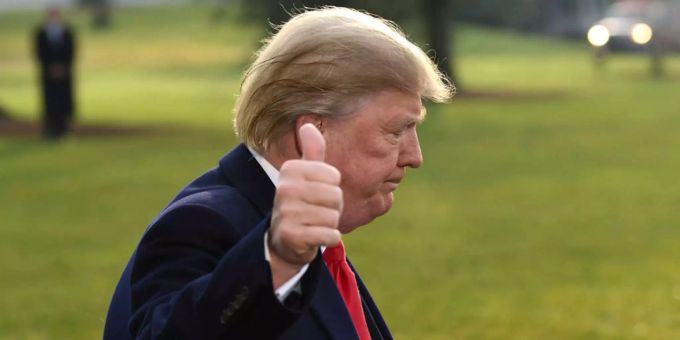 Daumen hoch: Donald Trump unterzeichnete den Gesetzesentwurf. Daumen hoch: Donald Trump unterzeichnete den Gesetzesentwurf.