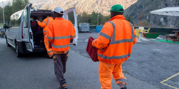 Asylbewerber bei der Arbeit. Asylbewerber bei der Arbeit.