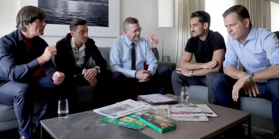 Auch Verbands-intern wurde das Foto thematisiert: Bundestrainer Jogi Löw (l.) neben Mesut Özil, Verbandspräsident Reinhard Grindel, Ilkay Gündogan und Manager der Bundeself Oliver Bierhoff.