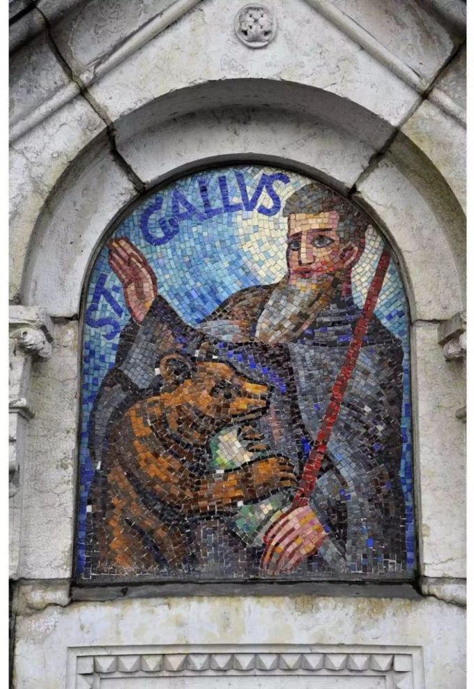 Gallusmosaik an einem Brunnen in St. Gallen - Keystone Gallusmosaik an einem Brunnen in St. Gallen - Keystone