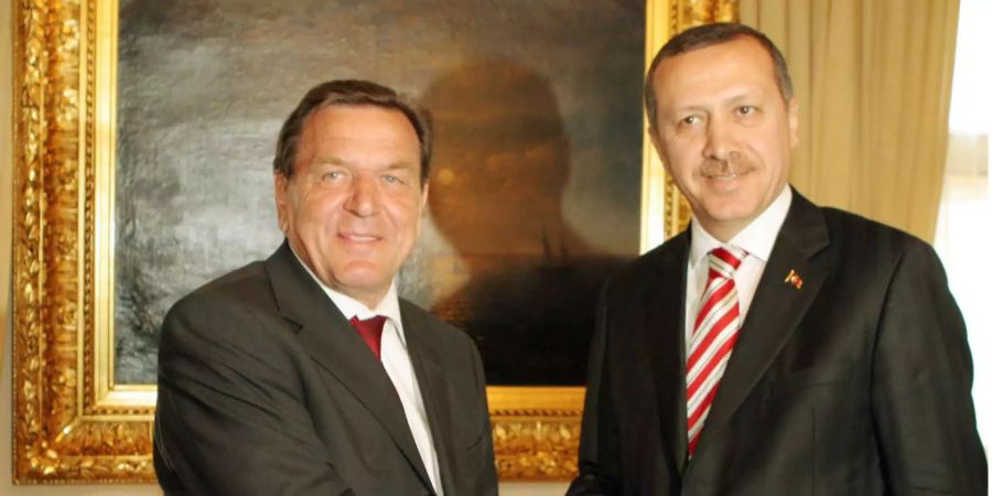 Wie in alten Zeiten — Schröder und Erdogan kennen sich schon lange.