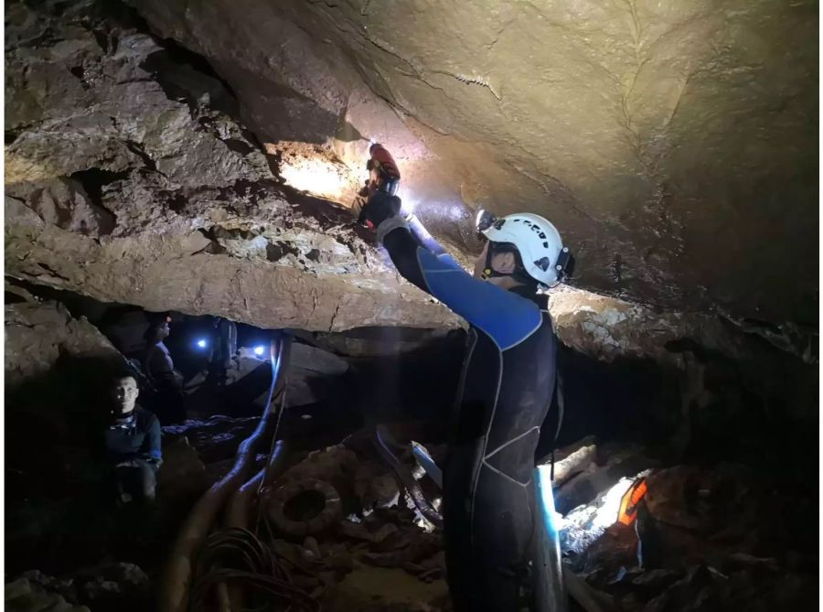 Die Jungen müssen mit professionellen Tauchern aus der Höhle gerettet werden.