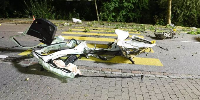 Das Auto erlitt Totalschaden. Das Auto erlitt Totalschaden.