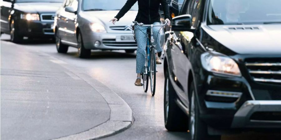 Viele Autolenker sind sich nicht mehr gewohnt, dass eine Person den Verkehr regelt.