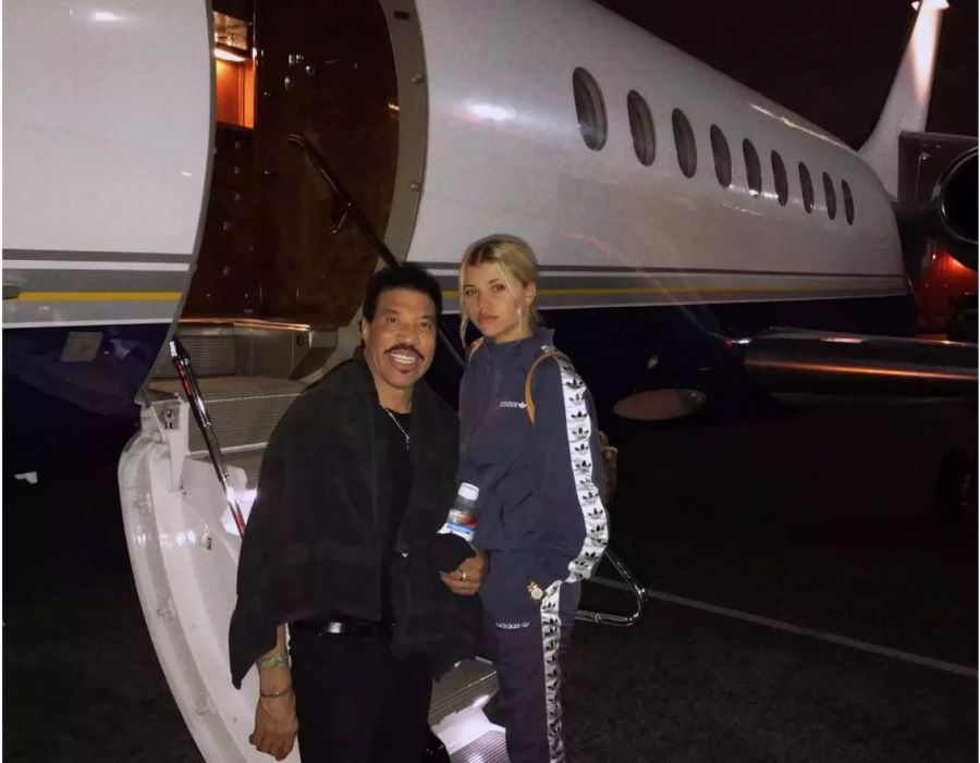 Ihr Vater ist der Musiker Lionel Richie.