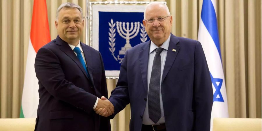 Viktor Orban (l), Ministerpräsident von Ungarn, und Reuven Rivlin, Staatspräsident von Israel, geben sich in der Residenz des Präsidenten die Hand.