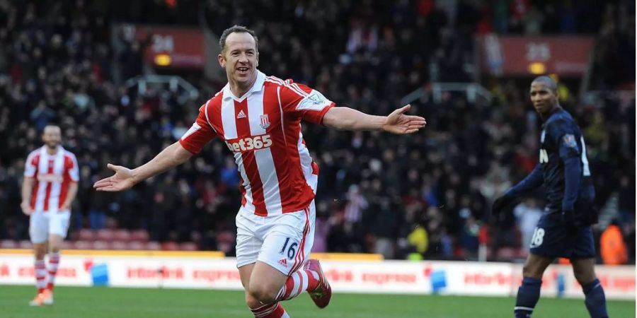 Stoke-Reservist Charlie Adam tritt gegen Xherdan Shaqiri nach.