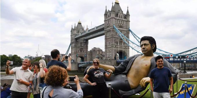 Scharenweise strömen Schaulustige zum dem Platz vor der Tower Bridge wo die Statue von Jeff Goldblum aufgestellt ist. Scharenweise strömen Schaulustige zum dem Platz vor der Tower Bridge wo die Statue von Jeff Goldblum aufgestellt ist.