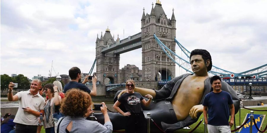 Scharenweise strömen Schaulustige zum dem Platz vor der Tower Bridge wo die Statue von Jeff Goldblum aufgestellt ist.