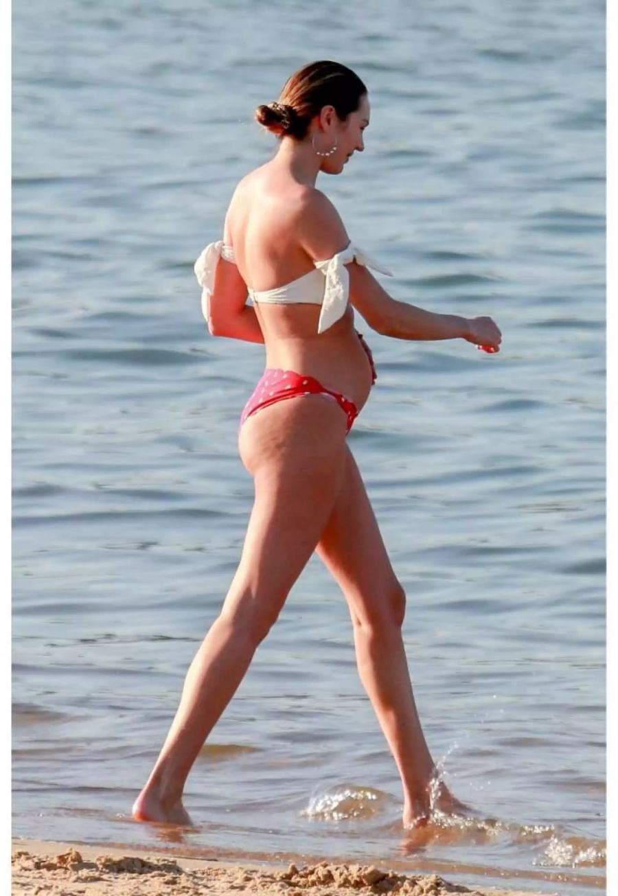 Zwölf Tage nach der Geburt ihres zweiten Söhnchens sünnelet Supermodel Candice Swanepoel am Strand von Vitoria (BRA).