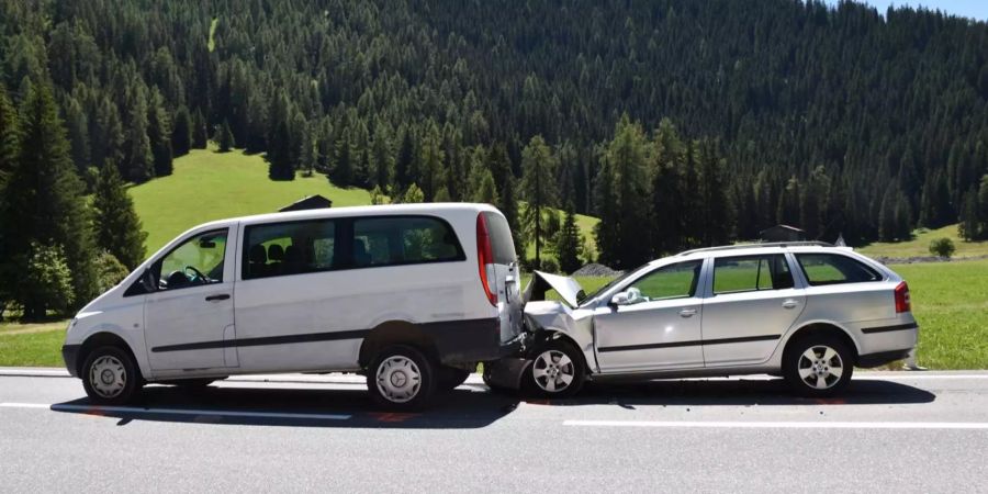 Der Lieferwagenfahrer wollte auf der Prättigauerstrasse in Davons Laret GR links abbiegen, was die folgende Autofahrin zu spät bemerkte.