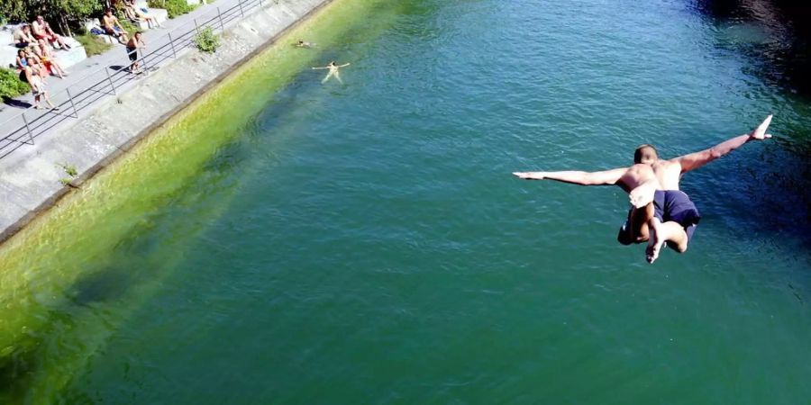 Ein Mann springt von der Kornhausbrücke in Zürich.