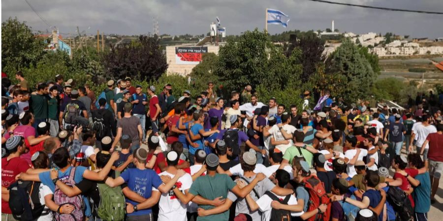 Israelische Besatzer während der Räumung der Siedlung.