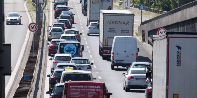Ein langer Stau auf der Autobahn. Ein langer Stau auf der Autobahn.