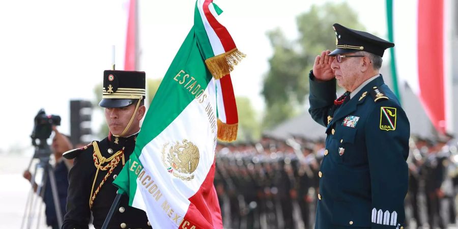 Flaggenzeremonie einer Delegation mexikanischer Streitkräfte, die an der Militärparade anlässlich des 197. Jahrestages der Unabhängigkeit von Peru teilnehmen wird.