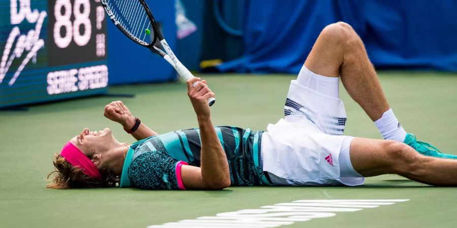 Alexander Zverev liegt nach dem Halbfinalspiel gegen den Griechen Stefanos Tsitsipas in Toronto am Boden.