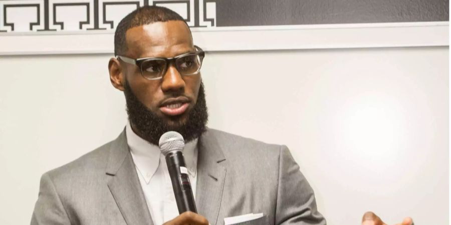 LeBron James spricht an einer Pressekonferenz nach der Eröffnung seiner Schule in Akron, Ohio.