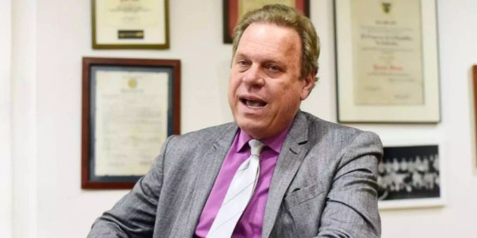 Der Präsident des kolumbianischen Fussballverbandes Ramon Jesurun sitzt in seinem Büro. Gegen ihn wird wegen Ticket-Betruges an der WM ermittelt. Der Präsident des kolumbianischen Fussballverbandes Ramon Jesurun sitzt in seinem Büro. Gegen ihn wird wegen Ticket-Betruges an der WM ermittelt.