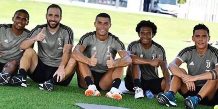 Cristiano Ronaldo mit seinen neuen Teamkollegen (v.l.): Douglas Costa, Gonzalo Higuain, Juan Cuadrado, Paulo Dybala und Rodrigo Bentancur (nicht mehr zu sehen).