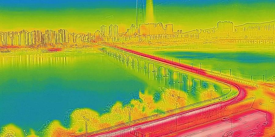 Eine Wärmebildaufnahme einer Hauptstrasse in Seoul zeigt die extrem hohen Temperaturen in der südkoreanischen Hauptstadt. Am Mittwoch wurde mit 39,6 Grad auch in Seoul eine Rekordhöchsttemperatur seit 1907 gemessen