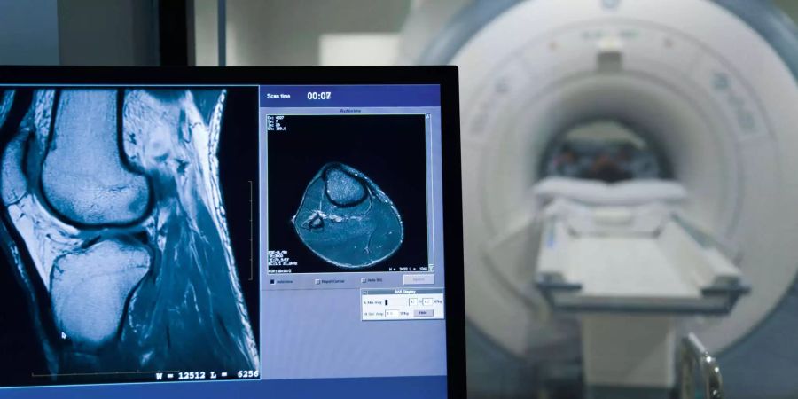 Ein Magnetresonanztomograf ist teuer, deshalb wollen Spitäler solche Diagnosegeräte gut auslasten. Doch: Damit erhöhen sie die Gesundheitskosten. Bild: Alamy