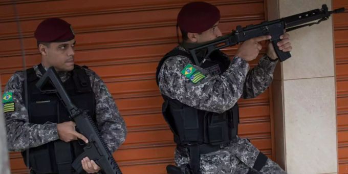 Polizei in Rio de Janeiro bei einer Razzia. (Symbolbild) rio de janeiro
