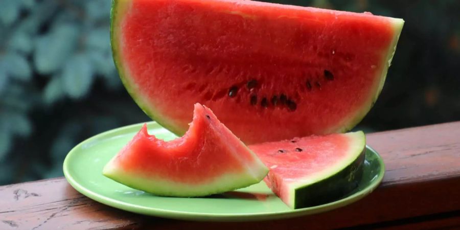 90 Prozent Wasser, dazu Vitamine und Elektrolyten: Nichts erfrischt, wie ein Stück Wassermelone.