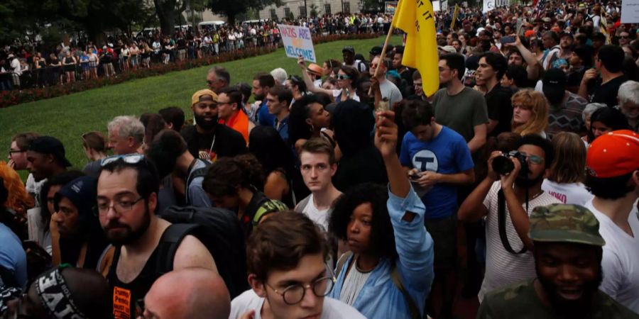 Die Rassisten trafen in Washington auf Tausende Gegendemonstranten.