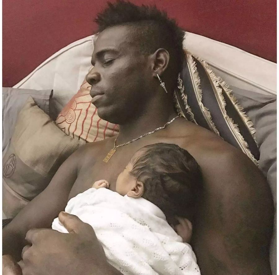 Fussballstar Mario Balotelli mit seinem Zürcher Sohn Lion.