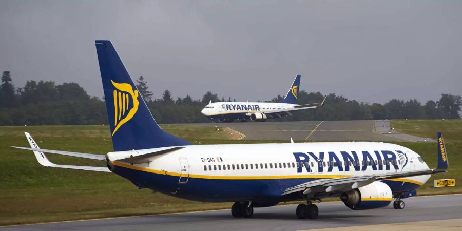 Zwei Maschinen vom Typ Boeing 737-800 der irischen Fluglinie Ryanair stehen auf der Flugbahn.