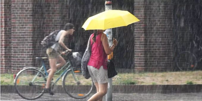 Wetter: Heute bleibt es noch warm, gegen Abend kommen aber Gewitter. unwetter wetter gewitter