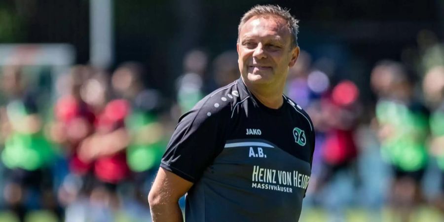 André Breitenreiter auf dem Fussballplatz. Der Trainer von Hannover 96 hat den Vertrag bis 2021 verlängert.