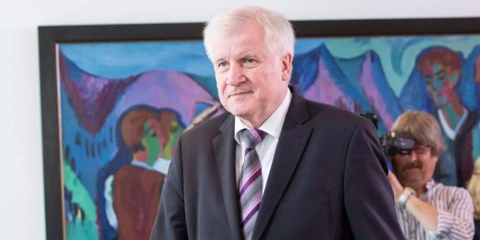 Horst Seehofer - CSU-Spitze will Innenminister vom Rücktritt abhalten
