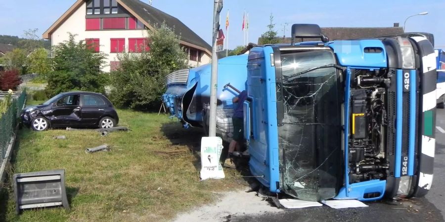 Der Lastwagen liegt nach dem Unfall auf der Seite liegend am Boden.