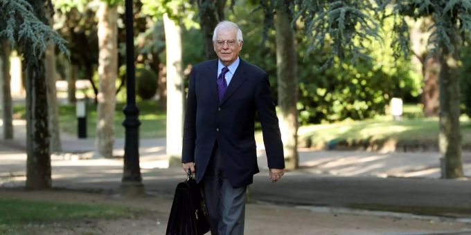 Spaniens Aussenminister Josep Borrell bei der Ankunft im La Moncloa Palace. borrell