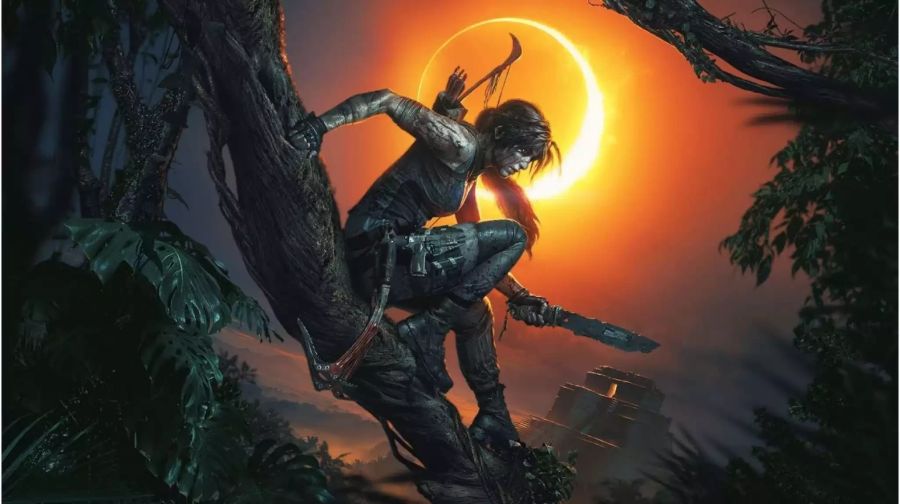 Lara Croft hält sich an einem Ast fest, mit Messer in der Hand vor einer Sonnenfinsternis.