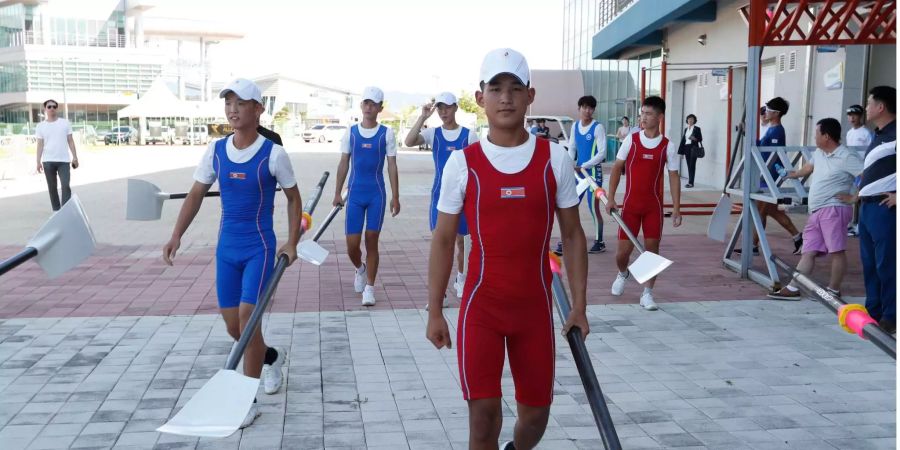 Nordkoreanische Spieler besuchen südkoreanische Athleten.