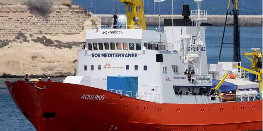 Die «Aquarius» mit 141 Migranten an Board läuft in den Hafen von Valetta ein.