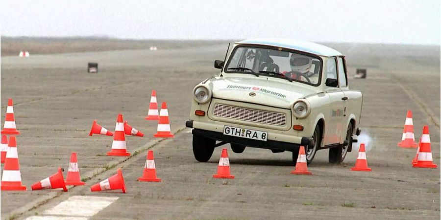 Doppelt peinlich für Mercedes: das DDR-Kultauto «Trabbi» besteht den Elchtest souverän.