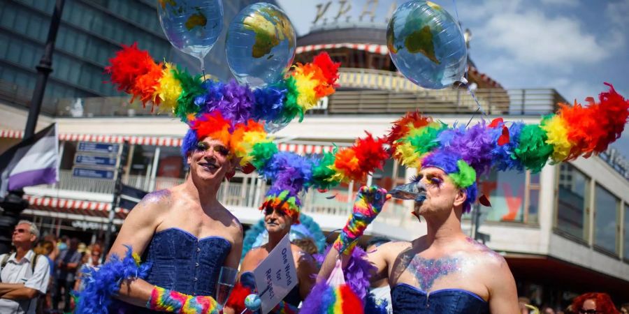 Kostümierte Teilnehmer feiern auf der Parade zum Christopher Street Day (CSD) in Berlin.