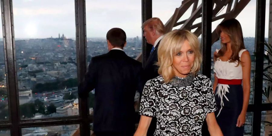 Präsident Emmanuel Macron und Donald Trump mit ihren Gattinnen im Restaurant des Eiffelturms.