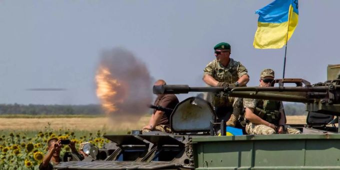 Ukrainische Streitkräfte auf einem Panzer. (Archivbild) panzer